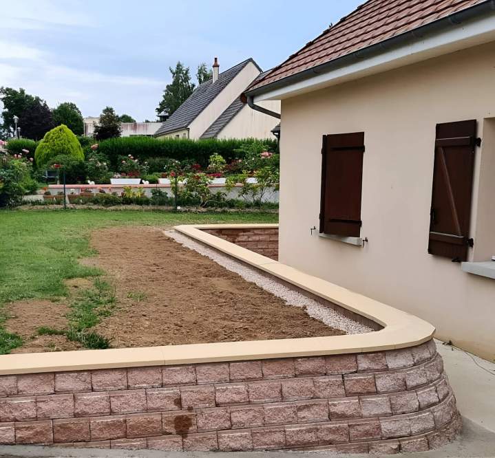 Enrochement et pose de clôture.